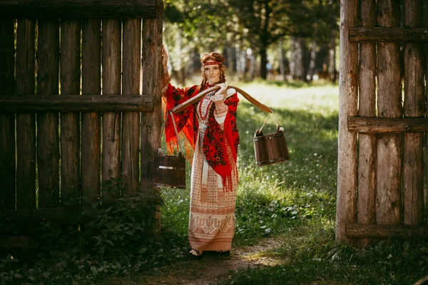 금발에 흰색과 어깨에 멍에를 아름다운 슬라브 우크라이나 — 스톡 사진