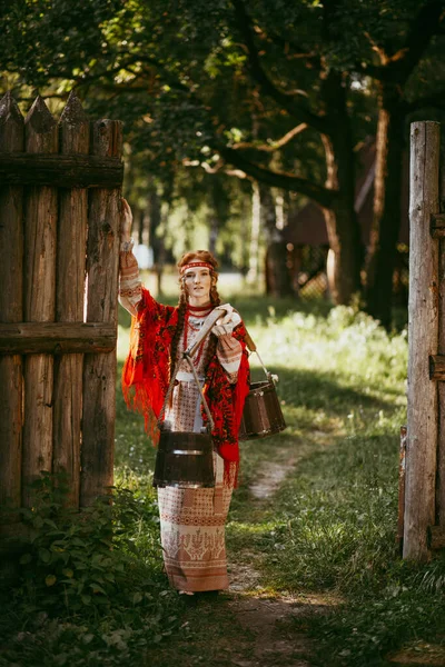 Piękna Słowiańska Dziewczyna Długimi Blond Włosami Brązowymi Oczami Białym Czerwonym — Zdjęcie stockowe