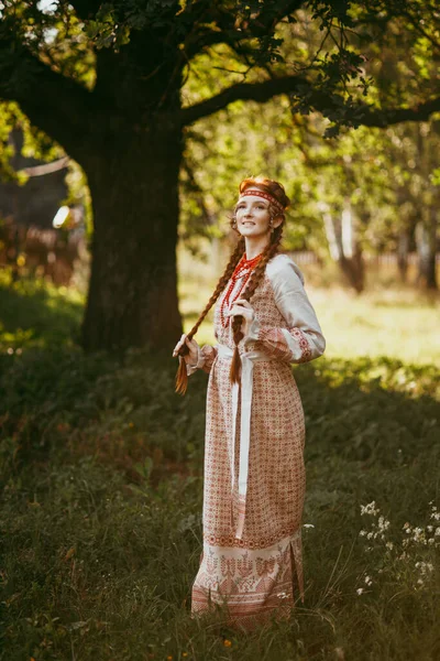 Piękna Słowiańska Dziewczyna Długimi Blond Włosami Brązowymi Oczami Białym Czerwonym — Zdjęcie stockowe