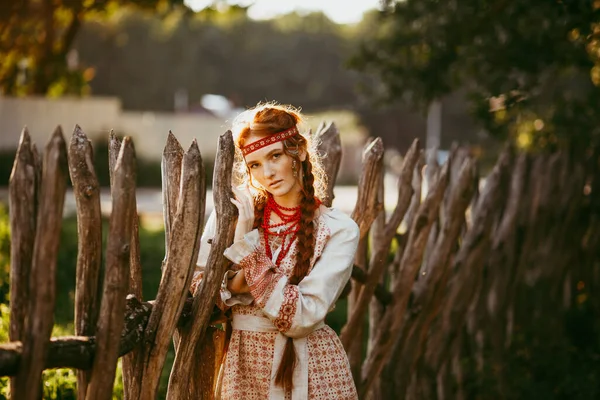 Krásná Slovanská Dívka Dlouhými Blond Vlasy Hnědé Oči Bílém Červeném — Stock fotografie