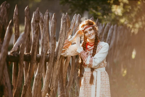 Uzun Sarı Saçlı Beyaz Kırmızı Işlemeli Takım Elbiseli Güzel Bir — Stok fotoğraf