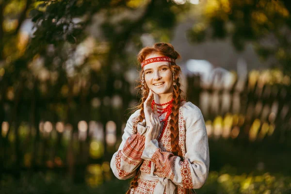Ein Schönes Slawisches Mädchen Mit Langen Blonden Haaren Und Braunen — Stockfoto