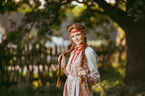 Piękna Słowiańska Dziewczyna Długimi Blond Włosami Brązowymi Oczami Białym Czerwonym — Zdjęcie stockowe