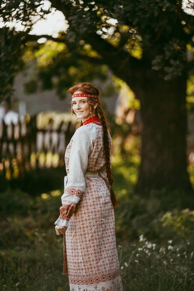 Piękna Słowiańska Dziewczyna Długimi Blond Włosami Brązowymi Oczami Białym Czerwonym — Zdjęcie stockowe