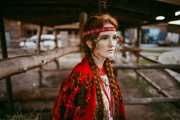 Beyaz Kırmızı Işlemeli Takım Elbiseli Uzun Sarı Saçlı Kahverengi Gözlü — Stok fotoğraf