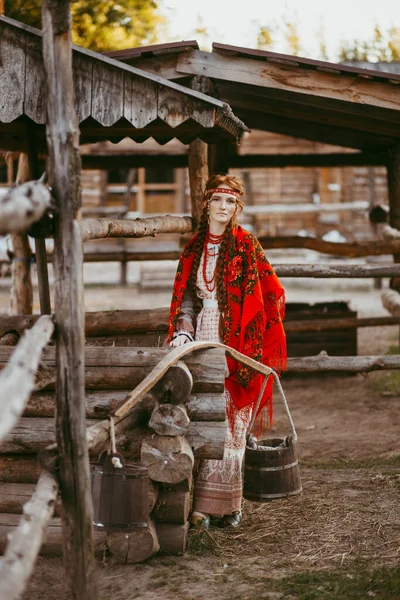 Ein Schönes Slawisches Mädchen Mit Langen Blonden Haaren Und Braunen — Stockfoto