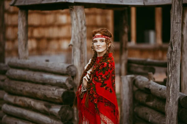 Een Prachtig Slavisch Meisje Met Lang Blond Haar Bruine Ogen — Stockfoto