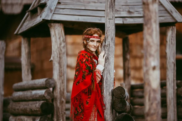 Ein Schönes Slawisches Mädchen Mit Langen Blonden Haaren Und Braunen — Stockfoto