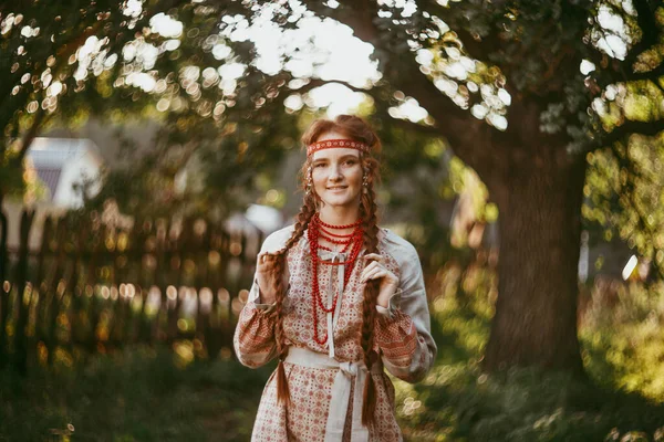 Een Prachtig Slavisch Meisje Met Lang Blond Haar Bruine Ogen — Stockfoto