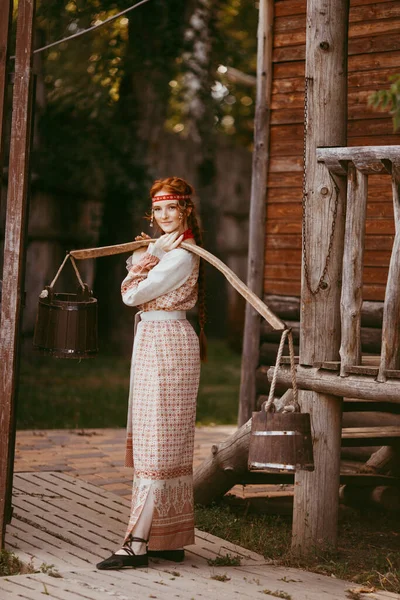 Krásná Slovanská Dívka Dlouhými Blond Vlasy Hnědé Oči Bílém Červeném — Stock fotografie