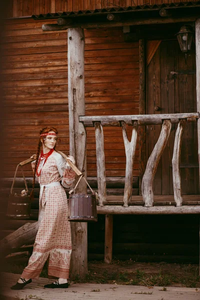 Vacker Slavisk Flicka Med Långt Blont Hår Och Bruna Ögon — Stockfoto