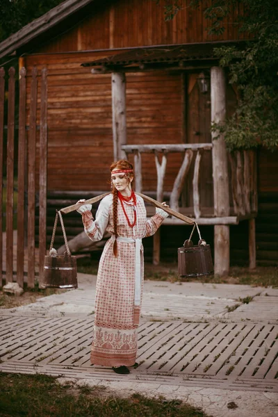 Piękna Słowiańska Dziewczyna Długimi Blond Włosami Brązowymi Oczami Białym Czerwonym — Zdjęcie stockowe