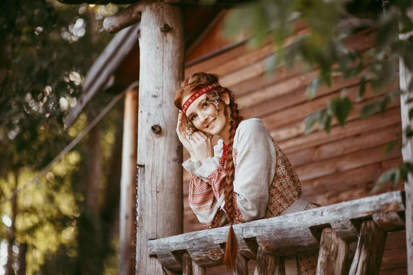 Vacker Slavisk Flicka Med Långt Blont Hår Och Bruna Ögon — Stockfoto