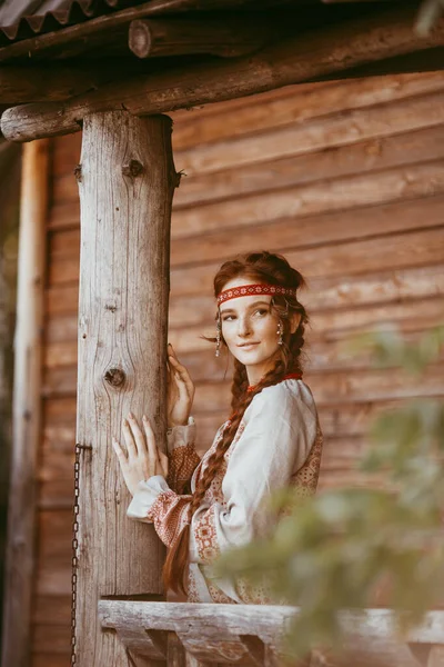 금발에 흰색과 아름다운 슬라브 소녀가 우크라이나 의상을 현관에 — 스톡 사진