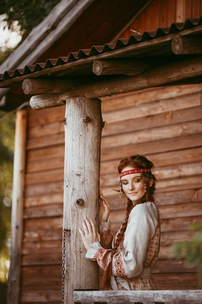 Vacker Slavisk Flicka Med Långt Blont Hår Och Bruna Ögon — Stockfoto