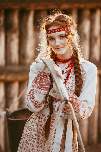 Mooi Slavisch Meisje Met Lang Blond Haar Bruine Ogen Een — Stockfoto