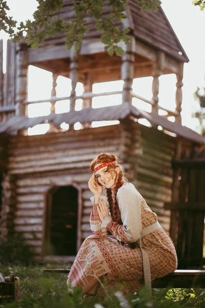 Krásná Slovanka Dlouhými Blond Vlasy Hnědýma Očima Bílém Červeném Vyšívaném — Stock fotografie
