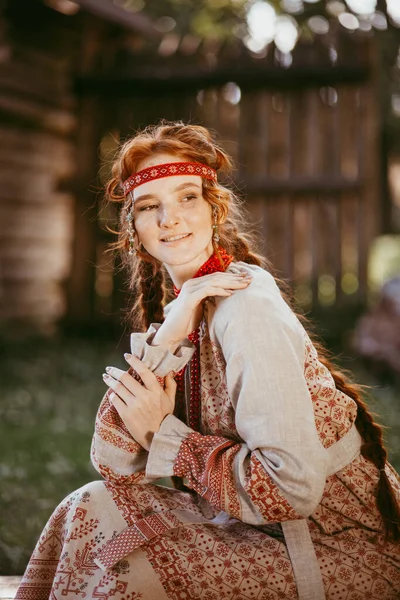 Een Prachtig Slavisch Meisje Met Lang Blond Haar Bruine Ogen — Stockfoto