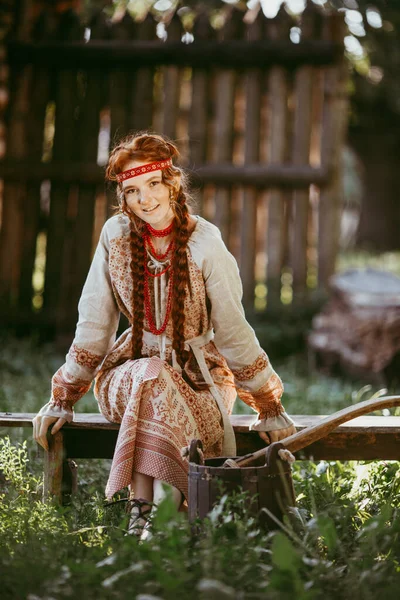 Een Prachtig Slavisch Meisje Met Lang Blond Haar Bruine Ogen — Stockfoto