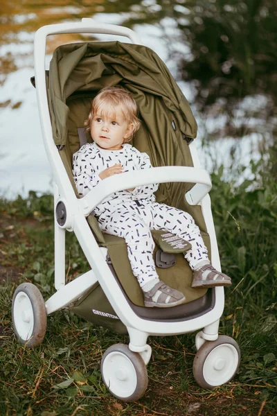 Leuke Gezonde Kleine Jongen Zit Een Kinderwagen Wacht Zijn Moeder — Stockfoto