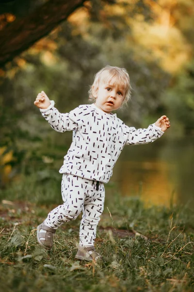 Söt Pojke Promenader Vacker Vit Kostym Mot Bakgrund Naturen Baby — Stockfoto