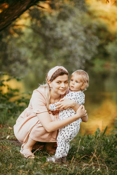 Mãe Com Seu Filho Parque Verão Caminhada Familiar — Fotografia de Stock
