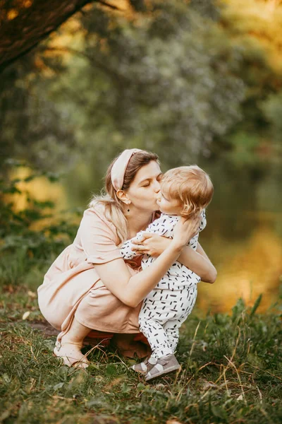 Madre Con Hijo Pequeño Parque Verano Paseo Familia —  Fotos de Stock