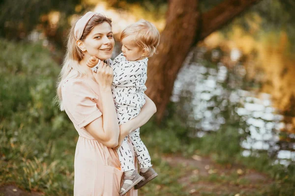 Une Mère Tient Son Fils Dans Ses Bras Jour Été — Photo