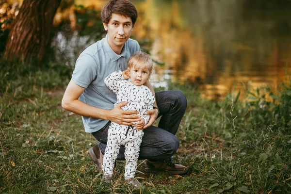 Feliz Familia Padre Hijo Caminando Naturaleza Parque — Foto de Stock