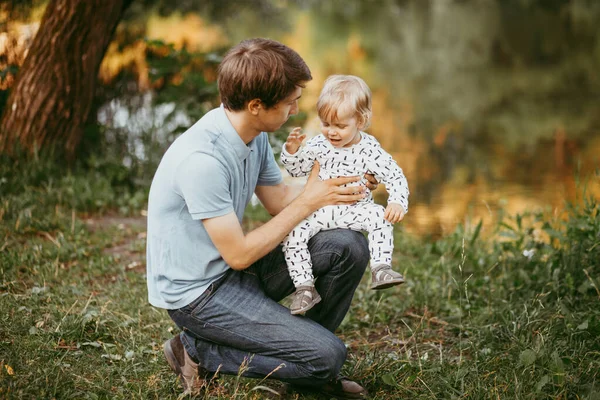 Feliz Familia Padre Hijo Caminando Naturaleza Parque — Foto de Stock