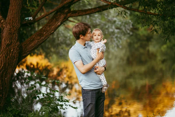 Feliz Familia Padre Hijo Caminando Naturaleza Parque — Foto de Stock