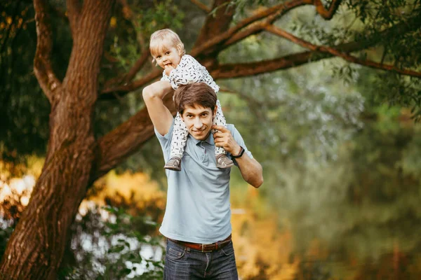 Feliz Familia Padre Hijo Caminando Naturaleza Parque — Foto de Stock