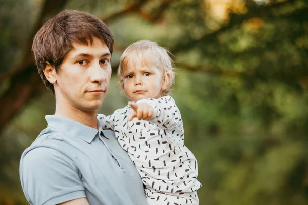 Feliz Familia Padre Hijo Caminando Naturaleza Parque — Foto de Stock