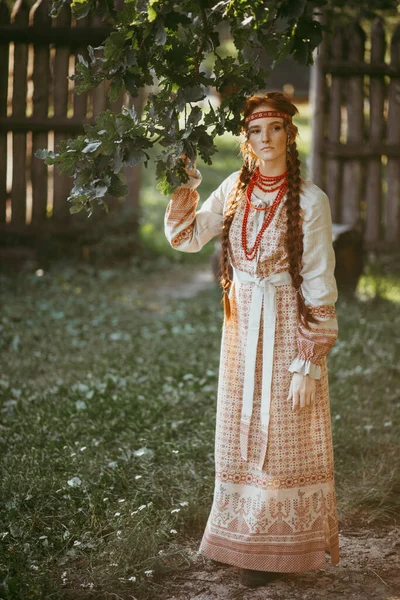 長いブロンドの髪と白と赤の刺繍のスーツで茶色の目を持つ美しいスラブの女の子 ウクライナの地域の伝統的な服 夏の日 — ストック写真