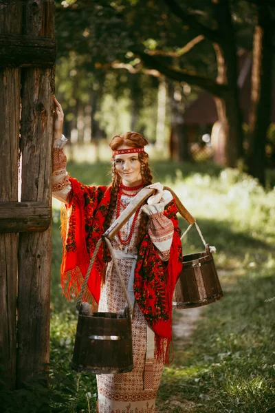 Uzun Sarı Saçlı Kahverengi Gözlü Beyaz Kırmızı Işlemeli Takım Elbiseli — Stok fotoğraf