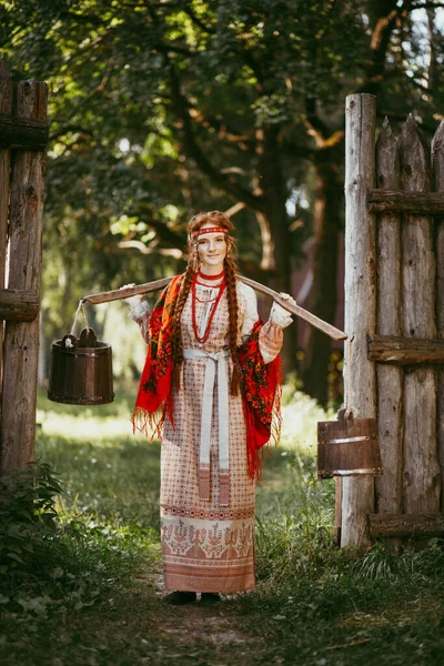 Uzun Sarı Saçlı Kahverengi Gözlü Beyaz Kırmızı Işlemeli Takım Elbiseli — Stok fotoğraf