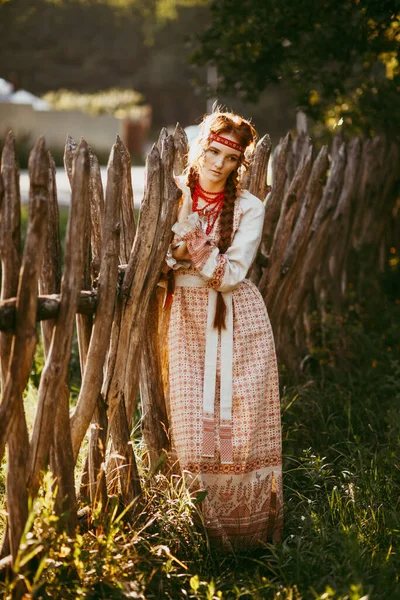 Uzun Sarı Saçlı Beyaz Kırmızı Işlemeli Takım Elbiseli Güzel Bir — Stok fotoğraf