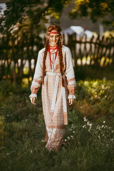 Een Prachtig Slavisch Meisje Met Lang Blond Haar Bruine Ogen — Stockfoto
