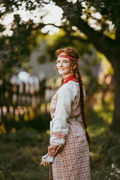 Vacker Slavisk Flicka Med Långt Blont Hår Och Bruna Ögon — Stockfoto