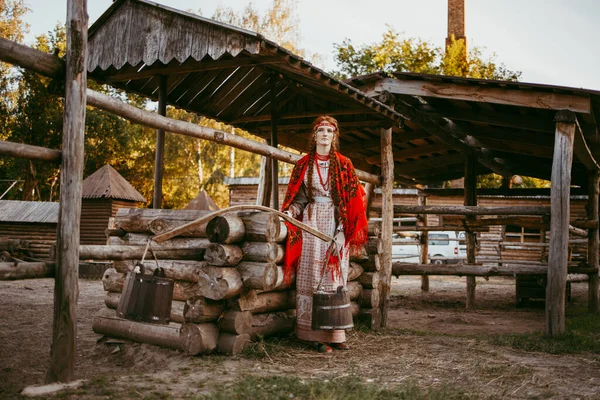 Krásná Slovanka Dlouhými Blond Vlasy Hnědýma Očima Bílém Červeném Vyšívaném — Stock fotografie