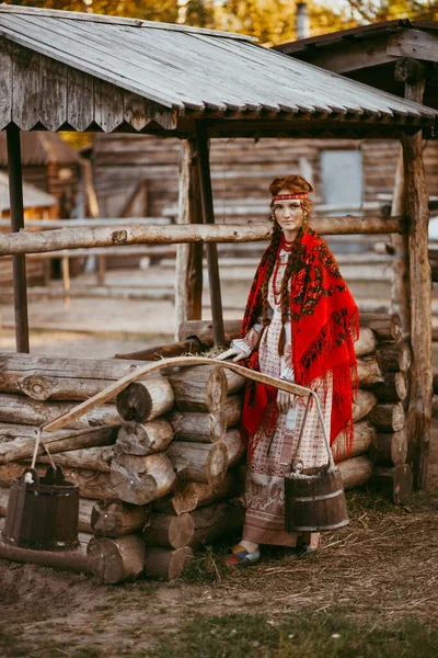 흰색과 머리와 아름다운 슬라브 소녀가 우크라이나 의상인 우크라이나 — 스톡 사진