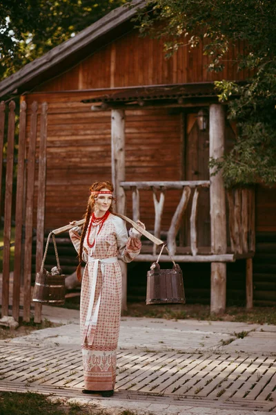 Piękna Słowiańska Dziewczyna Długimi Blond Włosami Brązowymi Oczami Białym Czerwonym — Zdjęcie stockowe