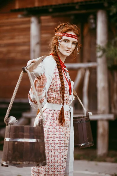 Mooi Slavisch Meisje Met Lang Blond Haar Bruine Ogen Een — Stockfoto