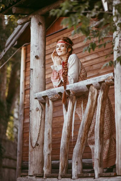 Uma Linda Garota Eslava Com Cabelos Longos Loiros Olhos Castanhos — Fotografia de Stock