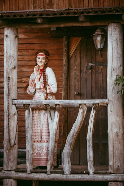 Beyaz Kırmızı Işlemeli Takım Elbiseli Uzun Sarı Saçlı Kahverengi Gözlü — Stok fotoğraf