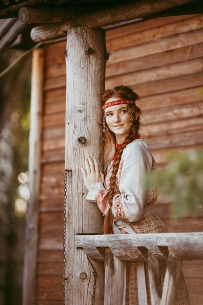 Piękna Słowiańska Dziewczyna Długimi Blond Włosami Brązowymi Oczami Białym Czerwonym — Zdjęcie stockowe