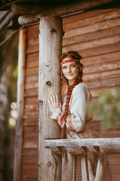 Uma Linda Garota Eslava Com Cabelos Longos Loiros Olhos Castanhos — Fotografia de Stock