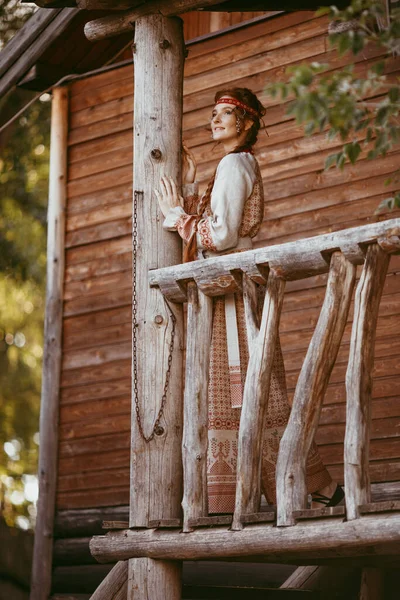 Een Prachtig Slavisch Meisje Met Lang Blond Haar Bruine Ogen — Stockfoto