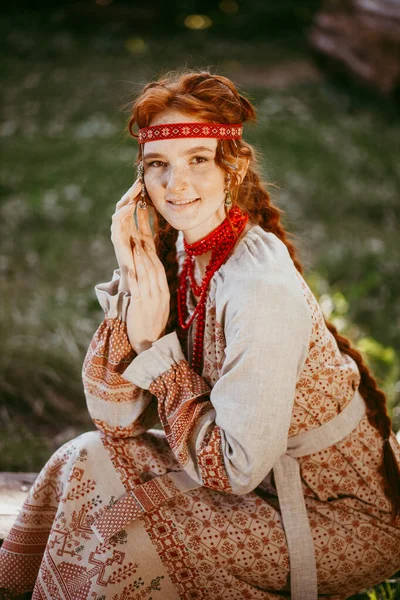 Prachtig Slavisch Meisje Met Lang Blond Haar Bruine Ogen Een — Stockfoto