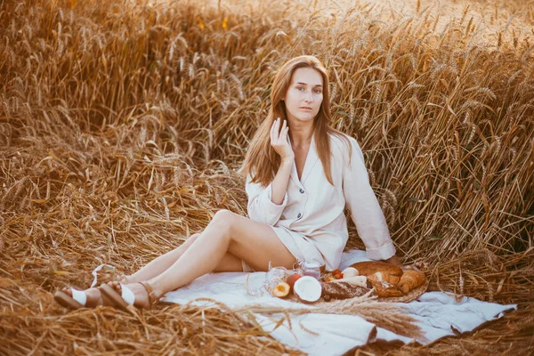밀밭에 밀밭에 소녀의 — 스톡 사진